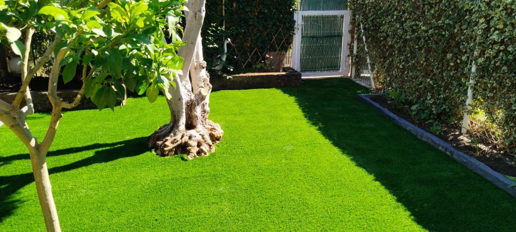 Césped artificial colocado en un jardín residencial
